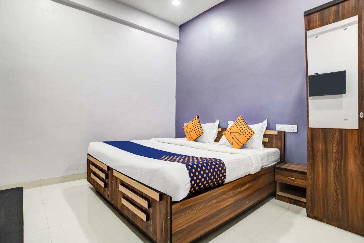 Spot On 76764 Hotel Lux 印多尔 外观 照片